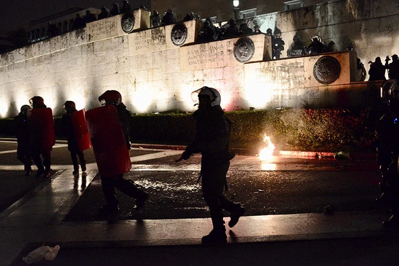 Άγρια επεισόδια στο Σύνταγμα στις πορείες κατά του πολυνομοσχεδίου (εικόνες, βίντεο)